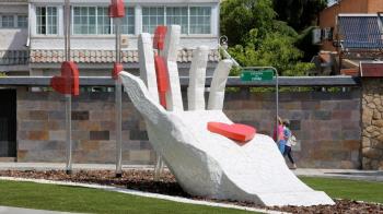 La estatua ha tenido una inversión de 48.00 euros y cuenta con unas dimensiones de 6,86 metros de longitud y adaptada a una rotando de 10 metros de diámetro