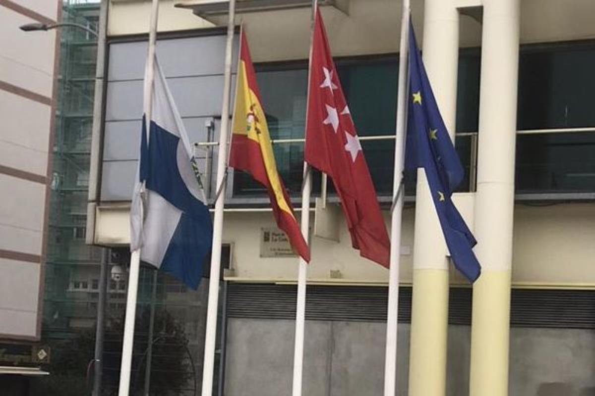 El Ayuntamiento de Fuenlabrada se suma a este gesto en señal de duelo