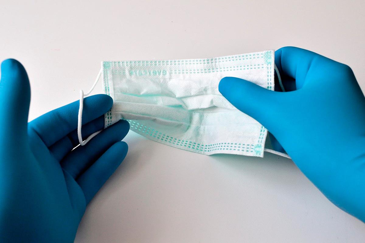 Fernando Simón advierte del riesgo que conlleva un mal uso de los guantes como protección