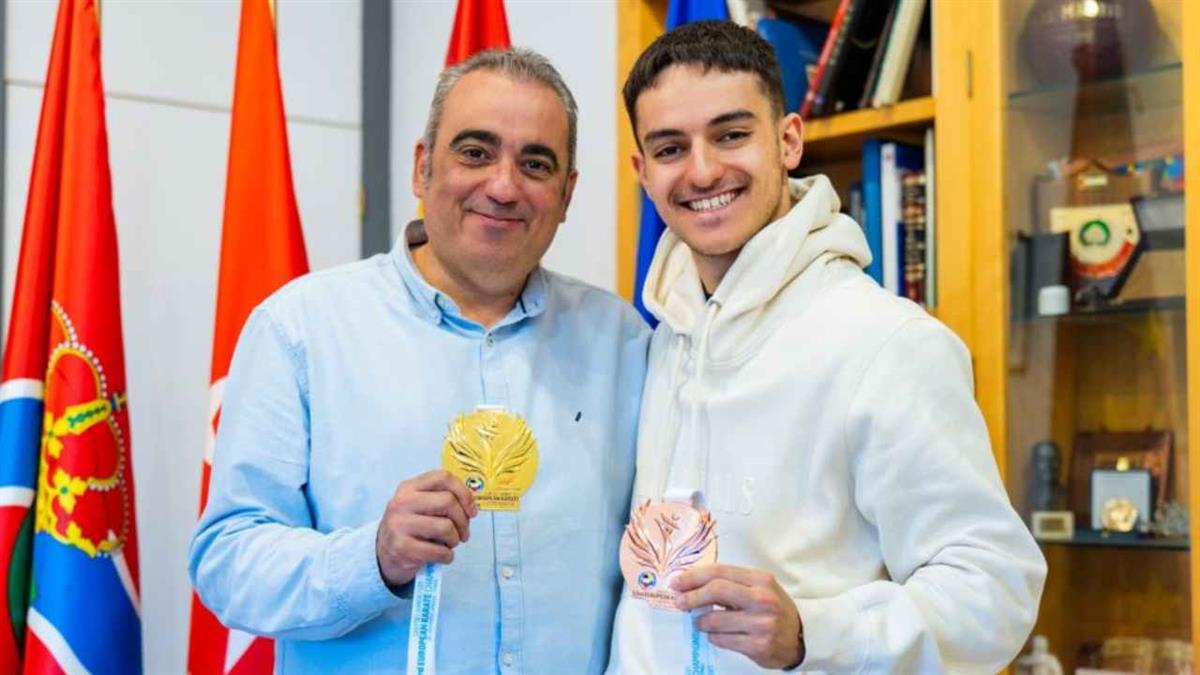 El karateca también logró el bronce por equipos  