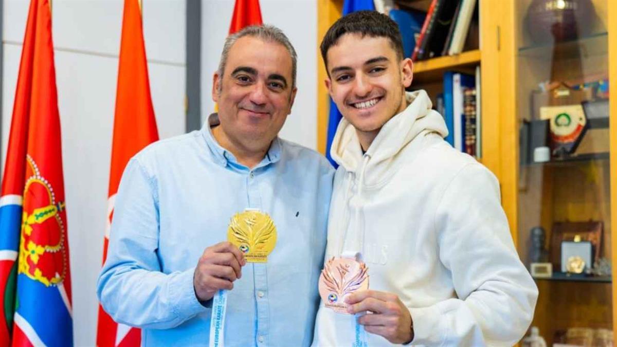 El karateca también logró el bronce por equipos  