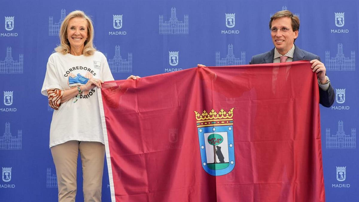 El alcalde ha recibido en Cibeles a los participantes de este reto solidario