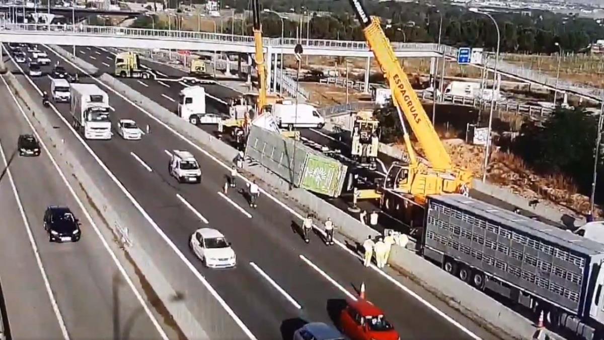 Según informa la DGT, el accidente está provocando hasta 13 kilómetros de retenciones