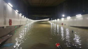 La rotura de una tubería de agua de la zona está provocando fuertes inundaciones en la calle y el túnel