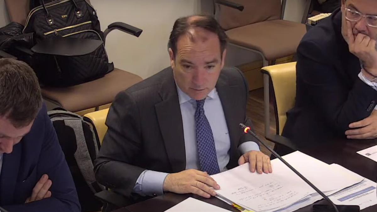 El terreno actual del centro comercial se dividirá en dos parcelas. Sobre la primera, con una superficie de 8.500 m2, se construirá un parque y un edificio dotacional para el distrito