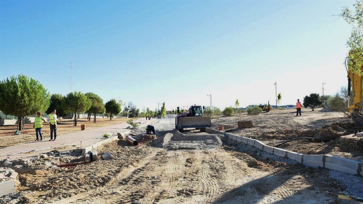 El Ayuntamiento está construyendo un vial de siete metros de calzada