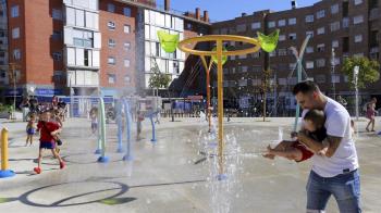Surtidores en altura y a ras del suelo llenan de alegría y actividades refrescantes a nuestros vecinos