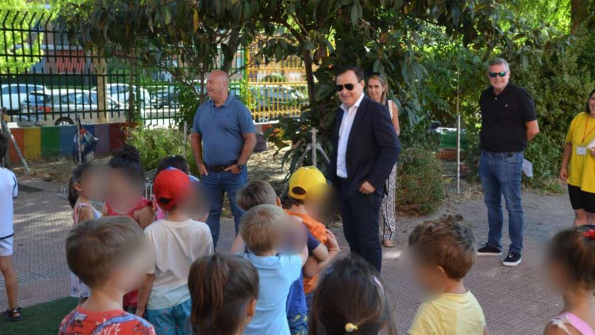El alcalde y el concejal de Educación visitan a los menores participantes en el CEIP El Olivo