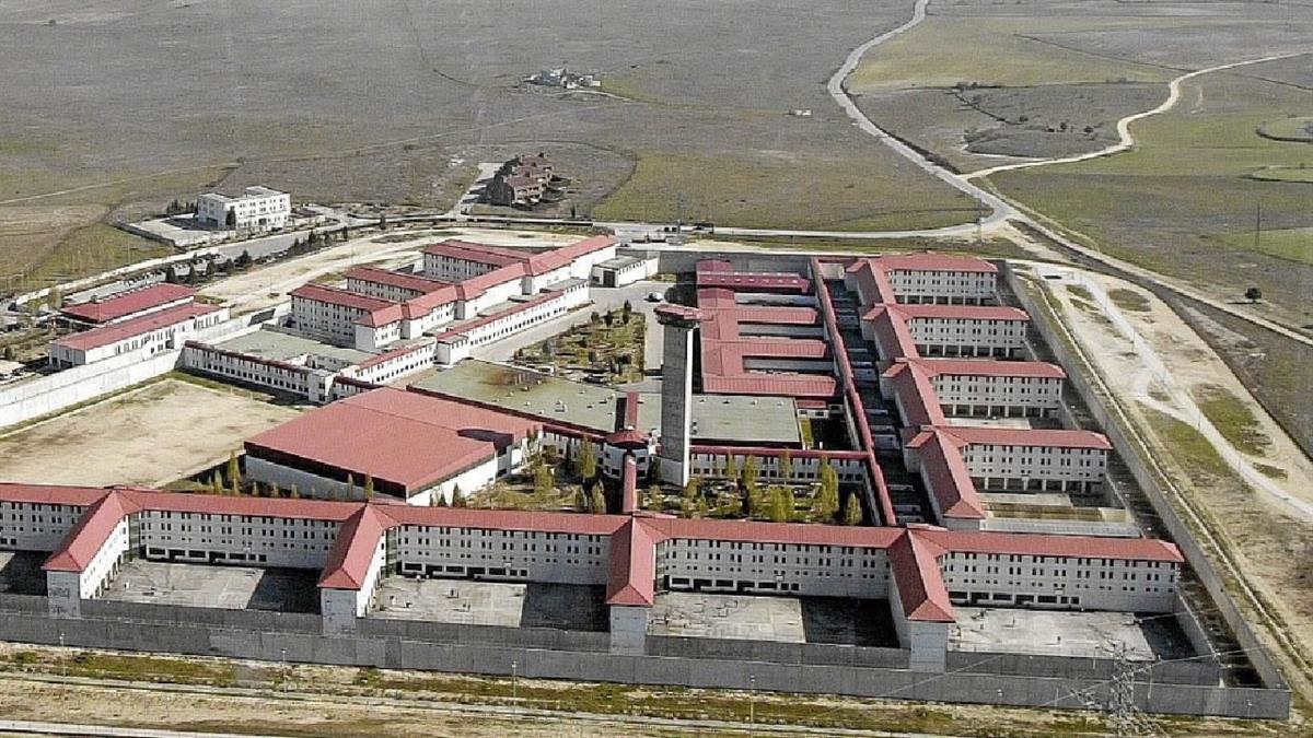 La plantilla de la localidad "cansada" de la gestión del Director del Centro Penitenciario 