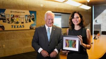 Ayuso expone las políticas de su Gobierno a pesar de la problemática habitacional