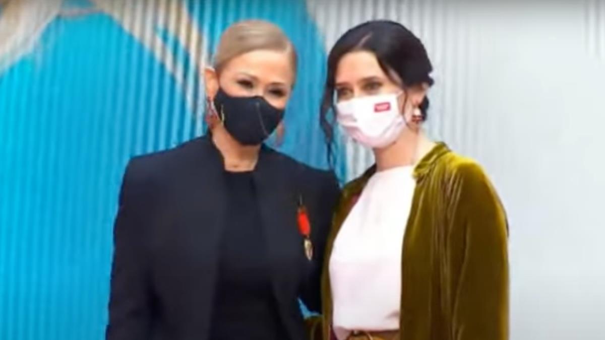 La expresidenta madrileña vuelve a la puerta del Sol para recibir una conmemoración