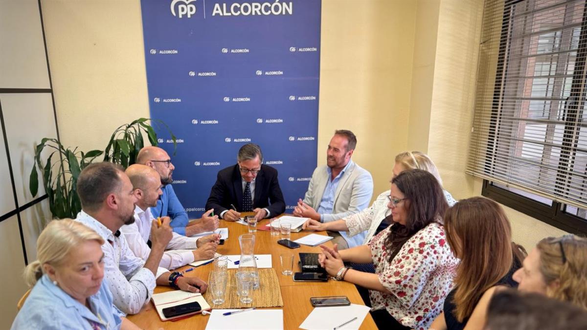 El secretario general del PP en Madrid ha participado en una mesa informativa