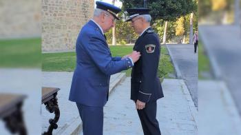 El Jefe de la Policía Local recibe la Cruz del Mérito Aeronáutico