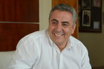 La medida pretende ayudar a los estudiantes y opositores del municipio