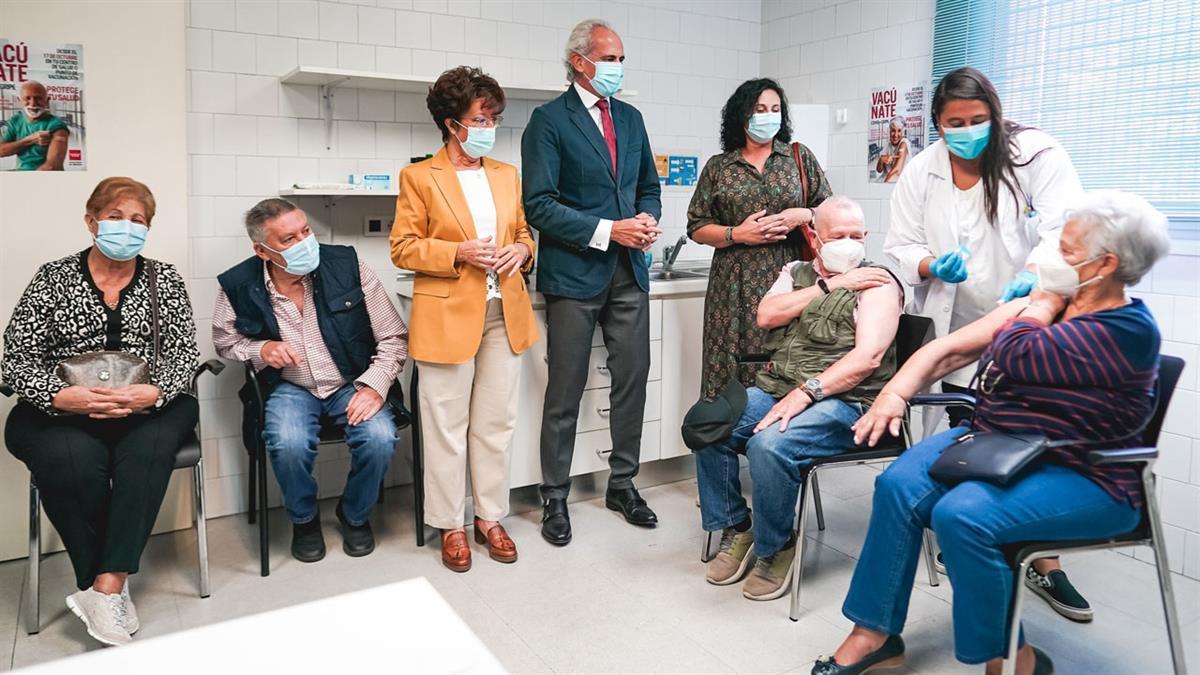 La Comunidad de Madrid empieza hoy a inmunizar a mayores de 65 años con la cuarta dosis y la vacuna de la gripe