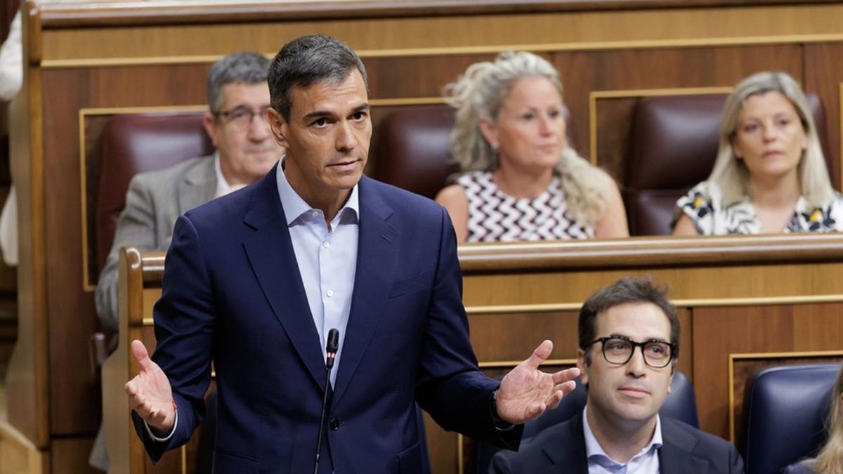 La mayoría de la Cámara exige que se someta a una cuestión de confianza mientras el PSOE que esa votación tiene "efecto político cero"