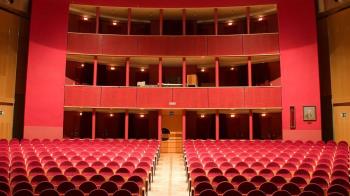 Permite a personas con audífonos o implantes cocleares escuchar los espectáculos de forma clara y directa