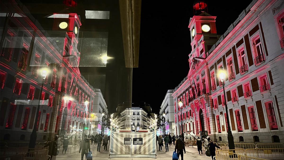 La fachada se ilumina de carmesí por la celebración del Rey