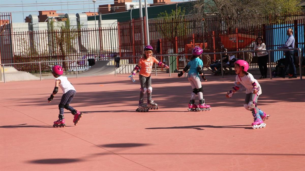 Natación, pilates, pádel, tenis y patinaje son algunas de las disciplinas impartidas a público infantil y adulto