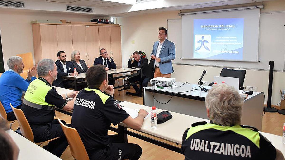 El alcalde ha inaugurado esta formación en la que participan profesionales de la seguridad pública