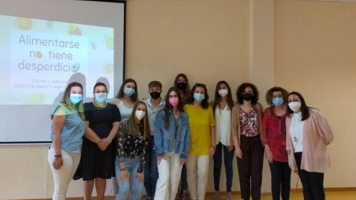 Estudiantes de Fuenlabrada han ofrecido cursos en el centro de Servicios Sociales del municipio sobre el consumo de frutas y verduras