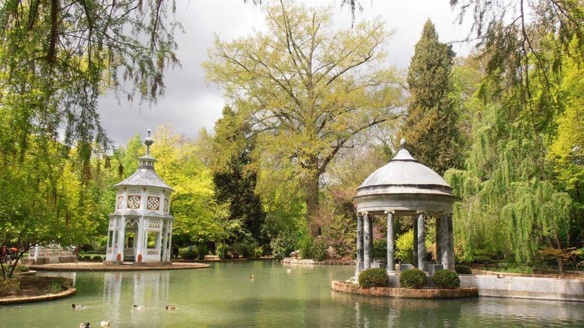 Destacan un recorrido por los jardines de la ciudad o un paseo en barco por el Tajo