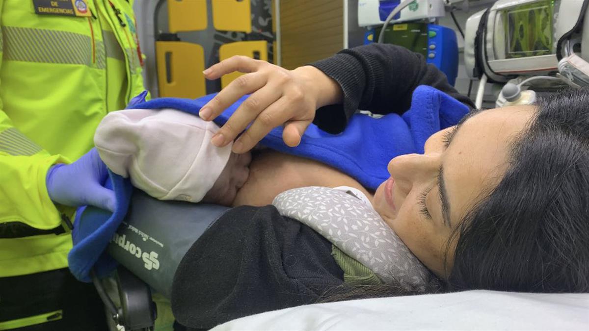 La madre ha dado a luz en la calle Tunja y cuando los servicios de emergencias han llegado solo han tenido que cortar el cordón umbilical