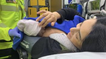 La madre ha dado a luz en la calle Tunja y cuando los servicios de emergencias han llegado solo han tenido que cortar el cordón umbilical