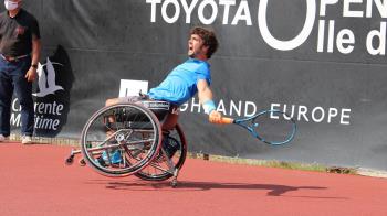 El paralímpico madrileño presentará una línea de camisetas con lemas integradores cuyos beneficios irán íntegramente destinados a la compra de material adaptado 