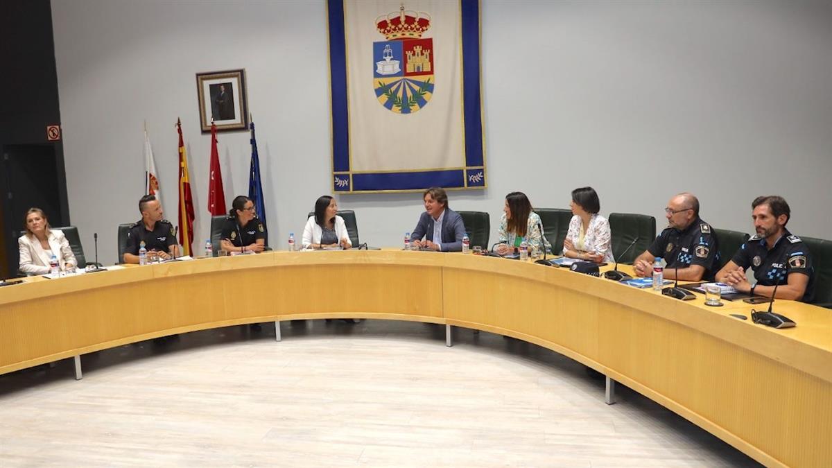 La delegada del Gobierno, Mercedes González, ha participado en la Junta Local de Seguridad que ha presidido el alcalde Javier Ayala