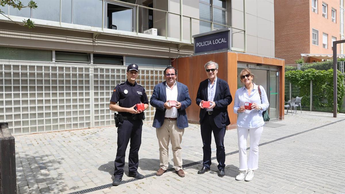 El Consistorio ha entregado tarjetas móviles para a los refugiados del municipio