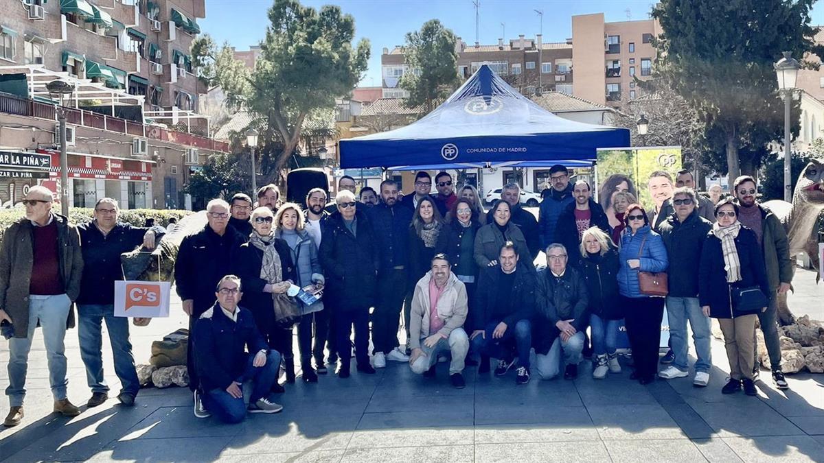 El candidato a la alcaldía David Conde ha hablado, rodeado de dinosaurios, del retroceso que cree que sufre Valdemoro