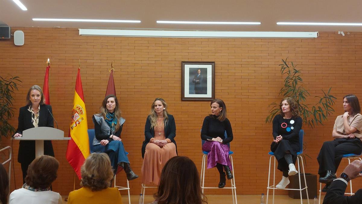 El acto, en el que ha participado la concejala del distrito, Cayetana Hernández de la Riva, ha estado moderado por la concejala delegada de Turismo, Almudena Maíllo
