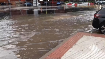 La lluvia caída el pasado martes anegó parte de la avenida de España y los videos en redes sociales desataron una oleada de críticas sobre la eficacia del Plan Sanea