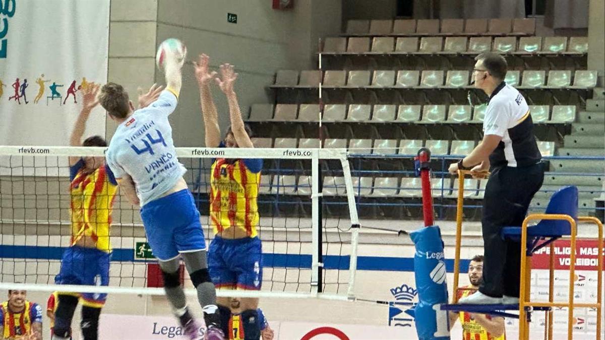 Al encuentro acudieron el primer teniente de alcalde, Carlos Delgado, y la concejala de Deportes, Clara Polonio 