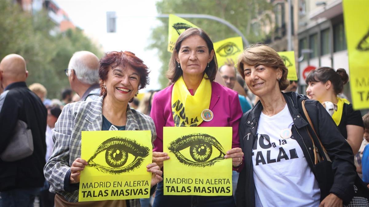 La portavoz socialista brinda declaraciones durante la manifestación