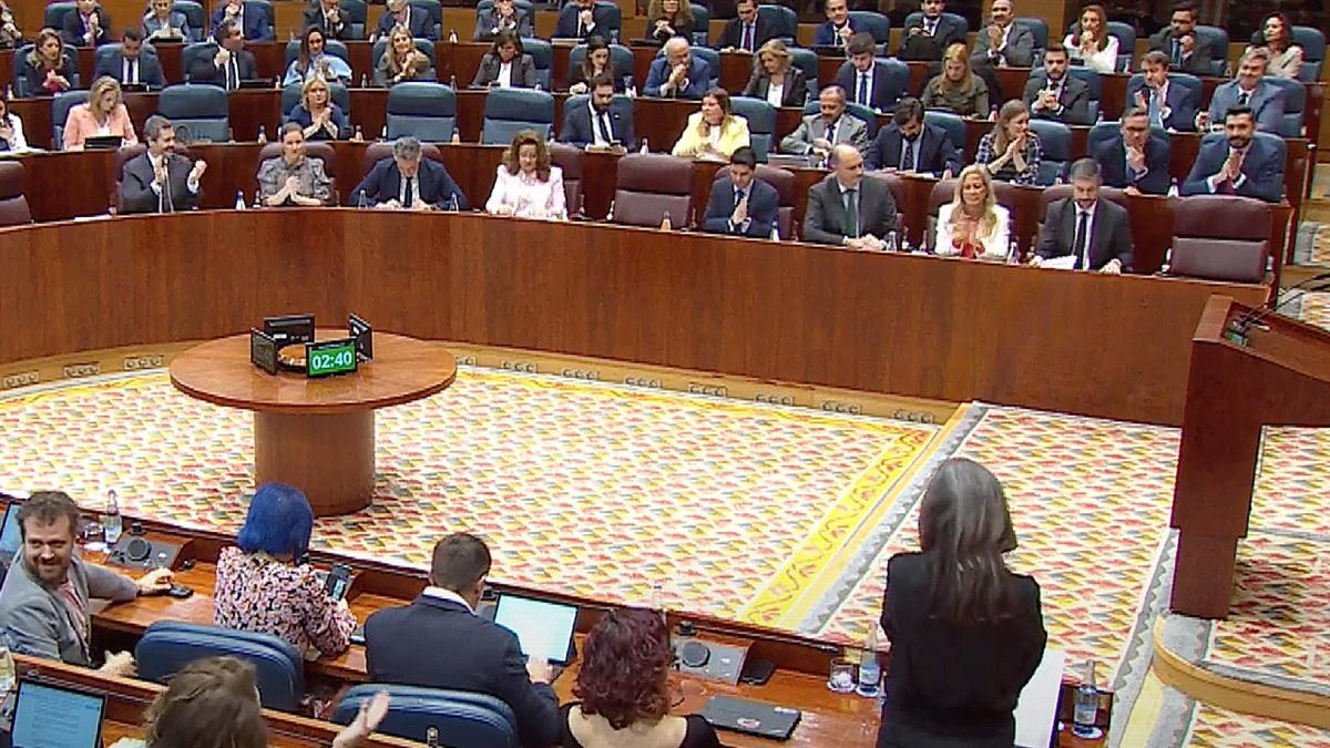 La oposición de la Asamblea de Madrid señala la ausencia de la presidenta como una "huída" ante los frentes abiertos de la región