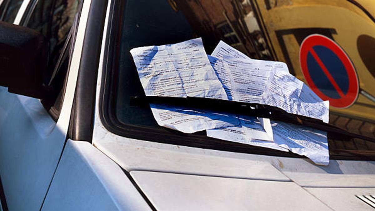 Un vecino de la localidad denuncia que "se dedican a multar coches aparcados sin la ITV al día"