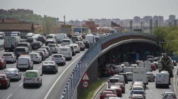 Tras la renuncia del Ayuntamiento a soterrar este puente que corta el distrito, las A.V exigen un proyecto que permita ganar espacio público 