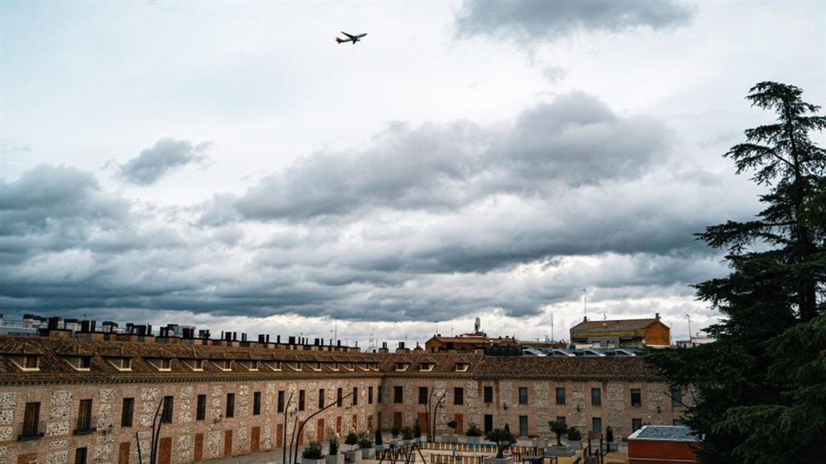 El alcalde de la ciudad pide a AENA que tome medidas para limitar las rutas por esa zona