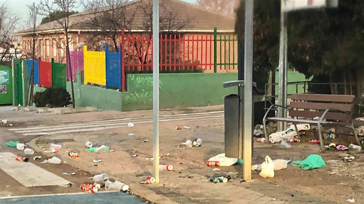Botellas rotas, latas como si fueran adornos navideños, cigarrillos y suciedad por doquier en la zona "territorio comanche" de Rivas
