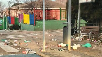 Botellas rotas, latas como si fueran adornos navideños, cigarrillos y suciedad por doquier en la zona "territorio comanche" de Rivas