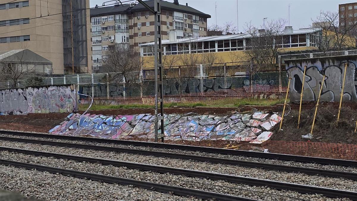 Los populares alertan de desprendimientos a escasos metros de las vías de Cercanías y reclaman una evaluación técnica inmediata para evitar “una tragedia”