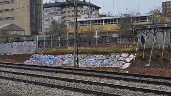 Los populares alertan de desprendimientos a escasos metros de las vías de Cercanías y reclaman una evaluación técnica inmediata para evitar “una tragedia”