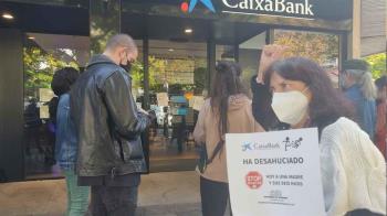 La Asamblea de Vivienda se ha reunido en frente de Caixabank para denunciar el acto