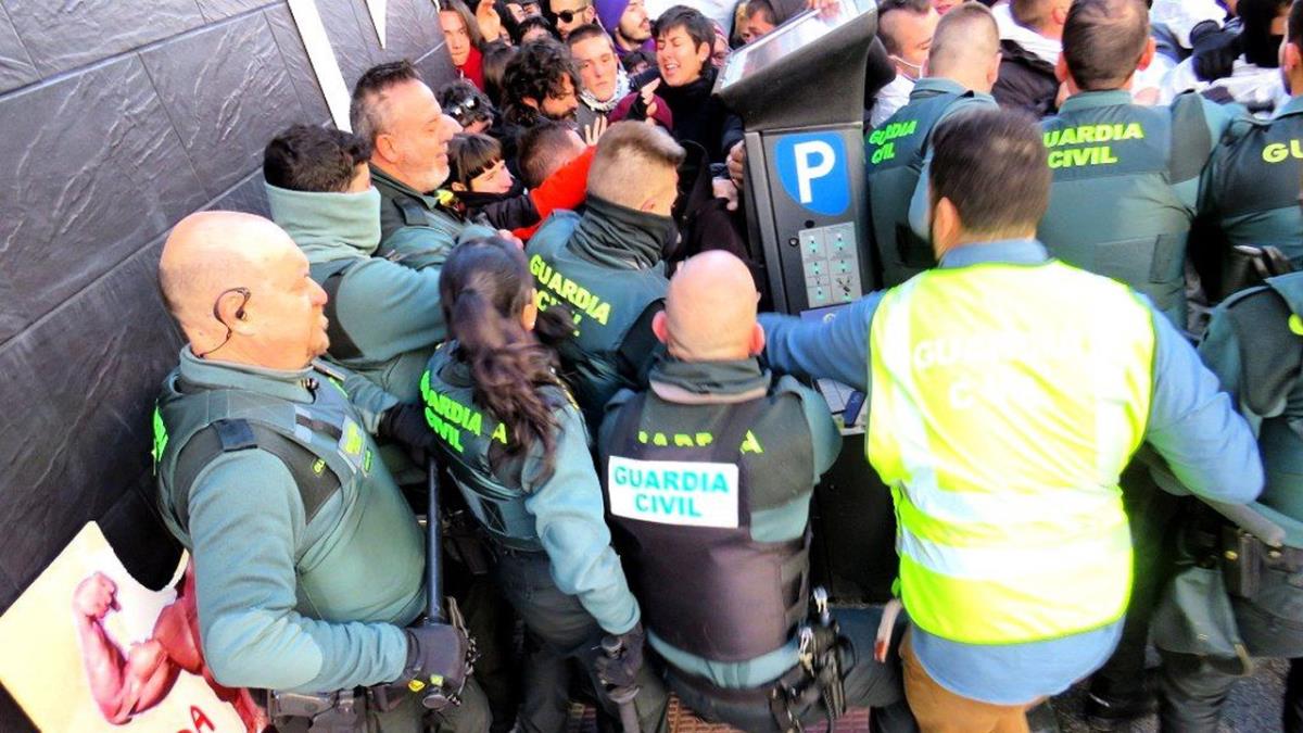Seis personas han sido detenidas en el número 6 de la calle Madroños de la ciudad 