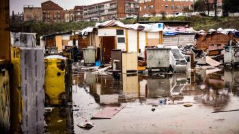 Los socialistas denuncian que el Ayuntamiento ha emitido la orden de desalojo sin ofrecerles "una alternativa habitacional"