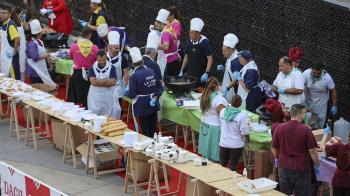4.000 vecinos han podido degustar este tradicional plato en la Plaza de España 