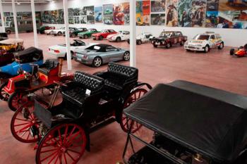 Se trata de una enorme y exclusiva colección de vehículos clásicos e históricos del dueño de los desguaces