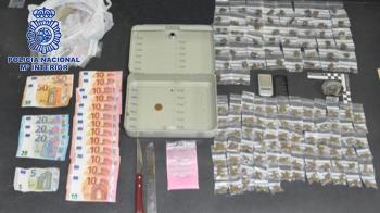 La Policía Nacional ha detenido a cuatro individuos y ha incautado 127 dosis de hachís